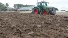 Fendt 716 aan het ploegen